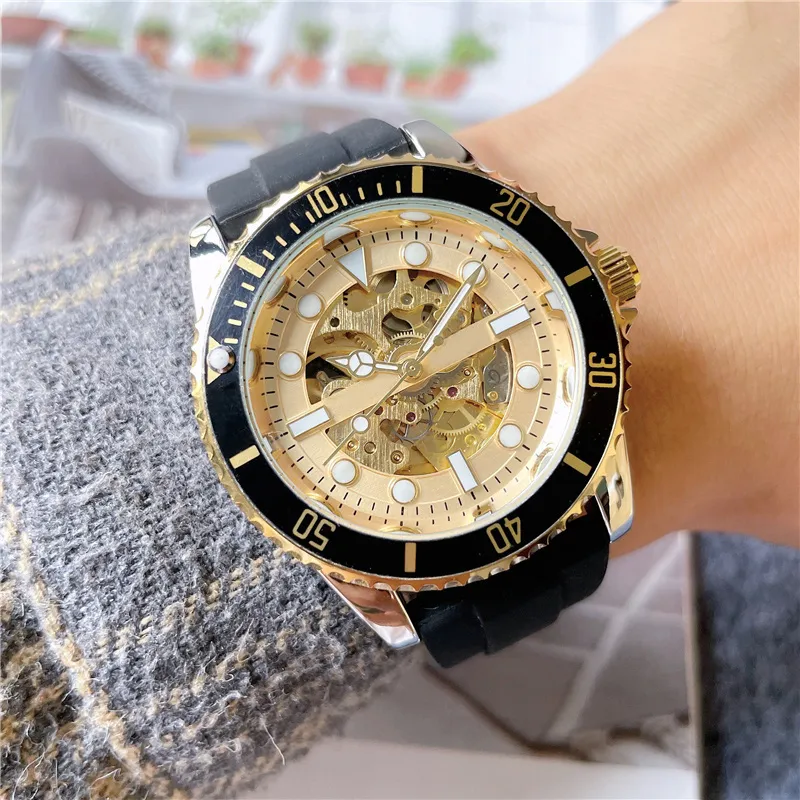 Relógios de marca Homens Automatic Mechanical Style Strap de borracha de boa qualidade Relógio de pulso X207