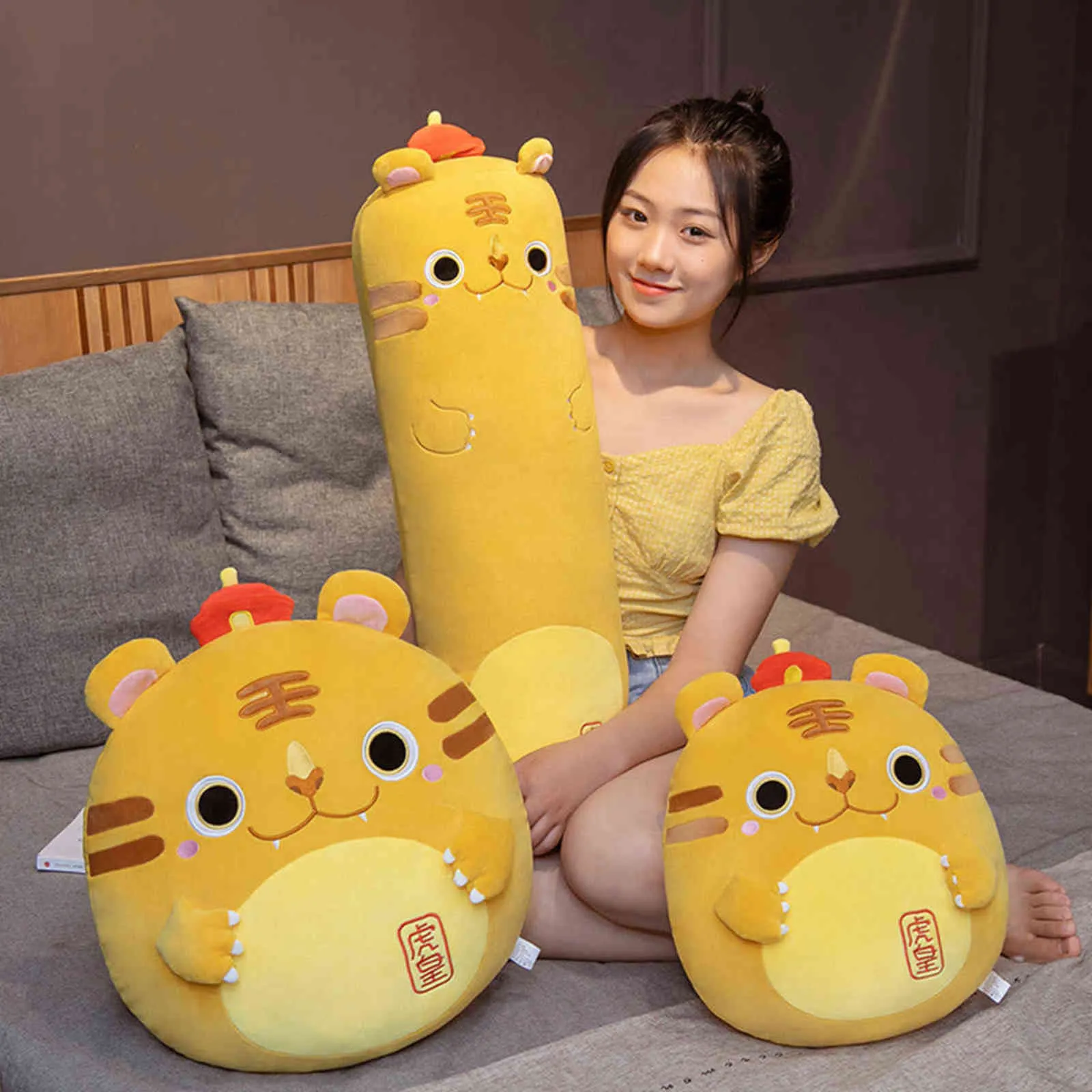 Kawaii Empereur Roi Tigre Jouet Forme Ronde Oreiller En Peluche Dessin Animé Tigre Jaune Long Hug Coussin Jambe Meaage Coussin pour Enfants Y211119