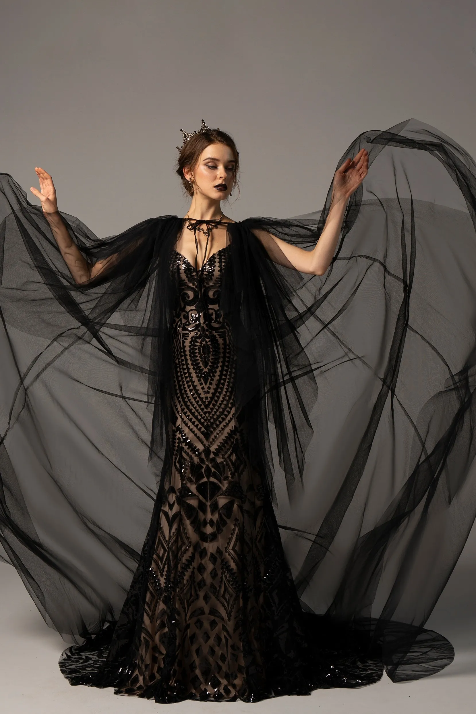 2021 Czarne i nagie gotyckie sukienki ślubne Suknie ślubne syrena z odłączanym pociągiem V Nakka Trąbka Sukienka Bride Cequined Lace Cus313o