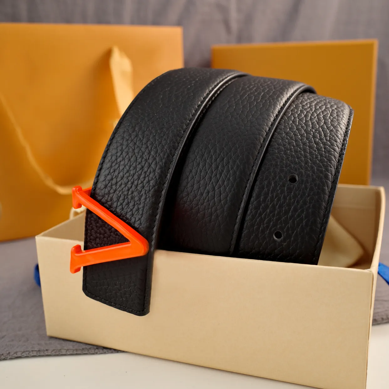 Diseñadores para hombre Cinturones Moda para mujer Diseñador de lujo Cinturón 3 8 cm Ancho Multicolor Letra V Hebilla Cinturón de cuero genuino para Wome228B