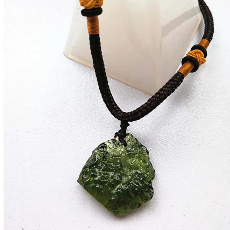 Un colgante de piedra de cristal de aerolitas verdes de Moldavita Natural, energía apotropaic4g-6g, lote de cuerda, collar único 2103192554