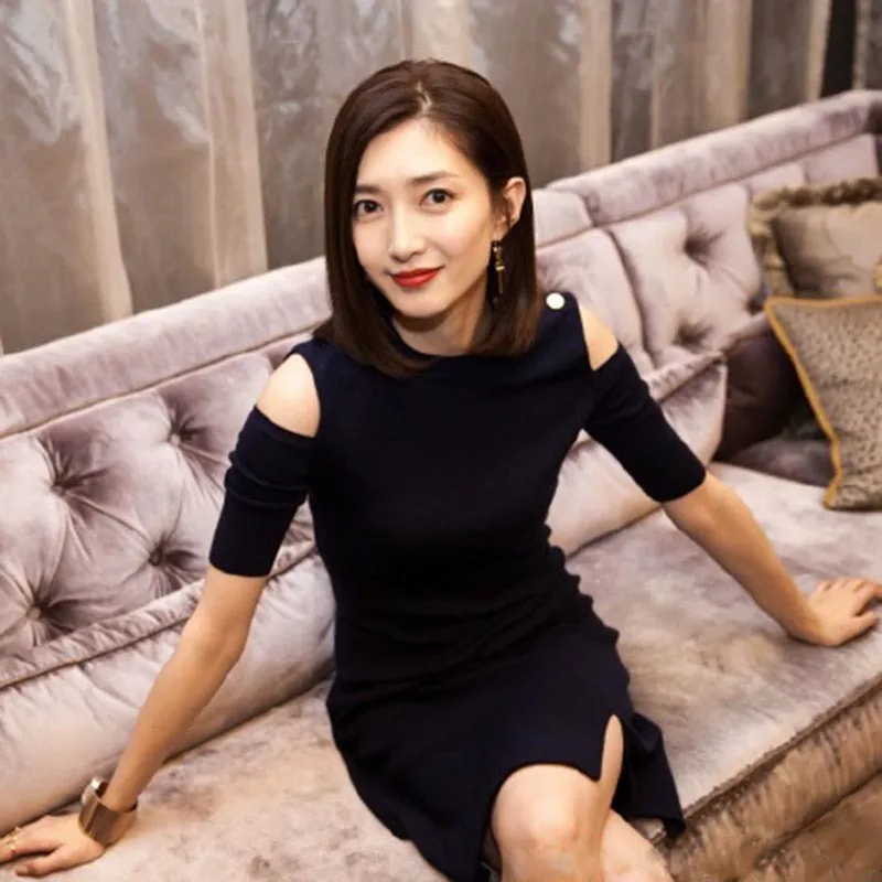 Chun xia off-the-shoulder knitting bag hip split short-sleeved dress her little black sexy wind temperament 210520