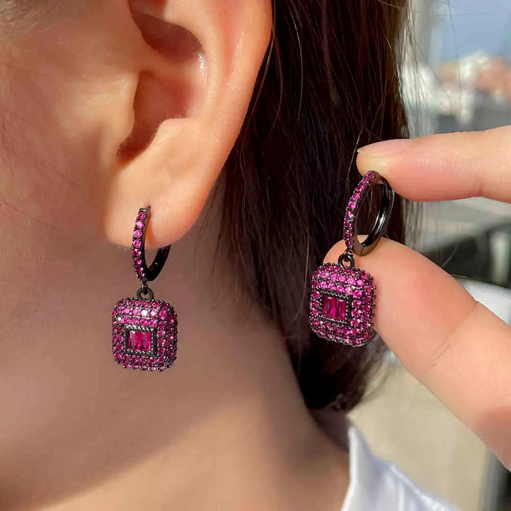 ThreeGraces Fashion Mirco Pave Pink CZ Crystal Black Gold Color Cute Geometric Huggies Orecchini a cerchio gioielli da donna ER652