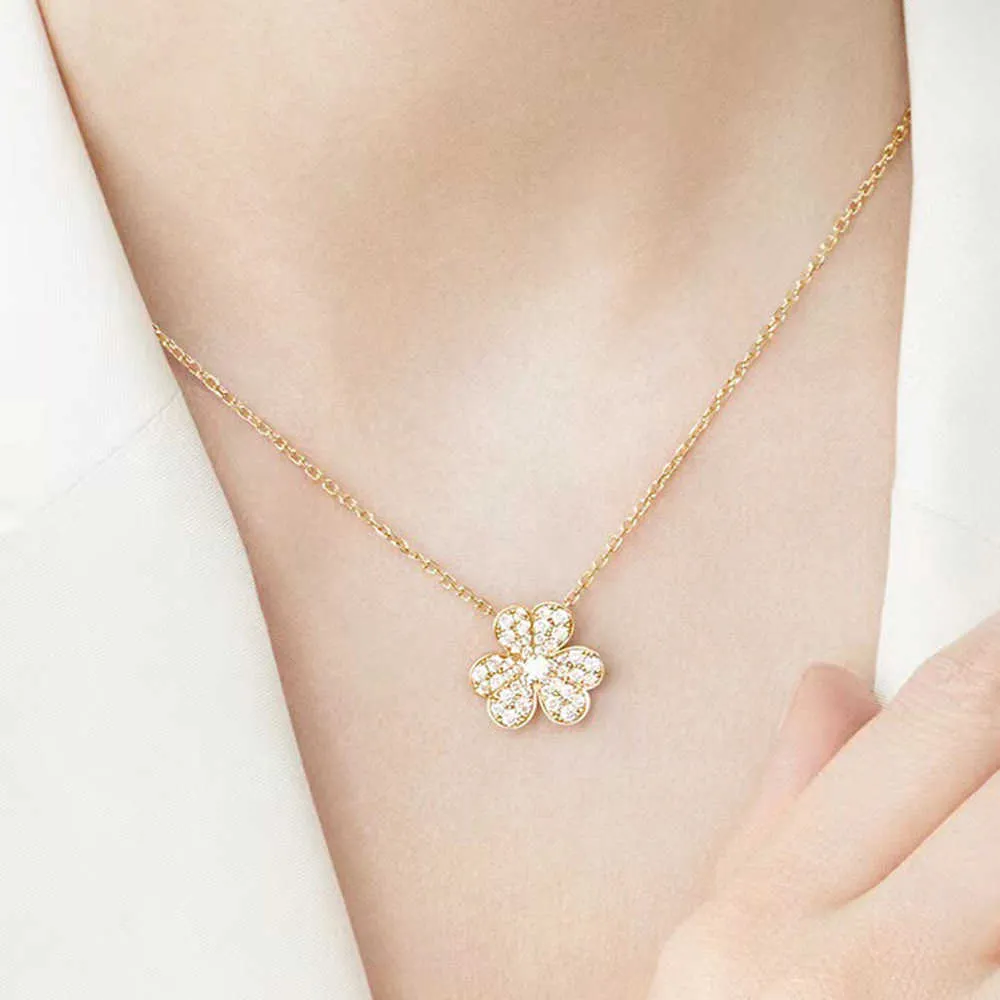 Hot Famous Brand Pure 925 Sterling Silver Jewelry Fine Shine For Women Gold Color Flowers Necklace Sweet Romantic Luck Clover
