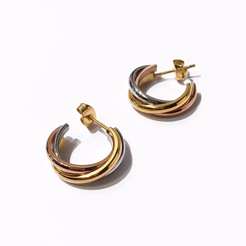 Moda classica in titanio acciaio tre temperamento elegante tre anelli piccoli orecchini a forma di C placcatura orecchini ad anello