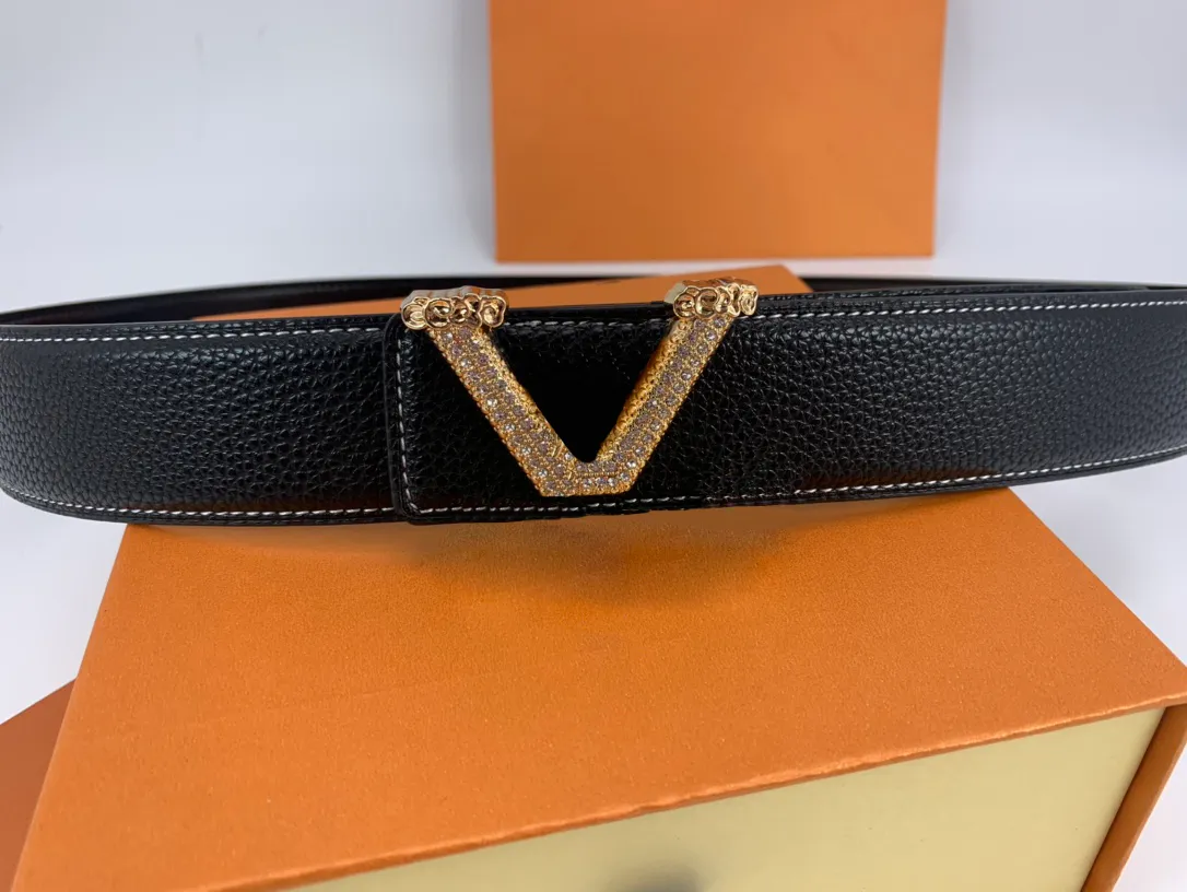 2023 designer di uomini di alta qualità Designer Cinture pelli 3 8 cm Diamond V Cintura con fibbia come regalo di compleanno304b