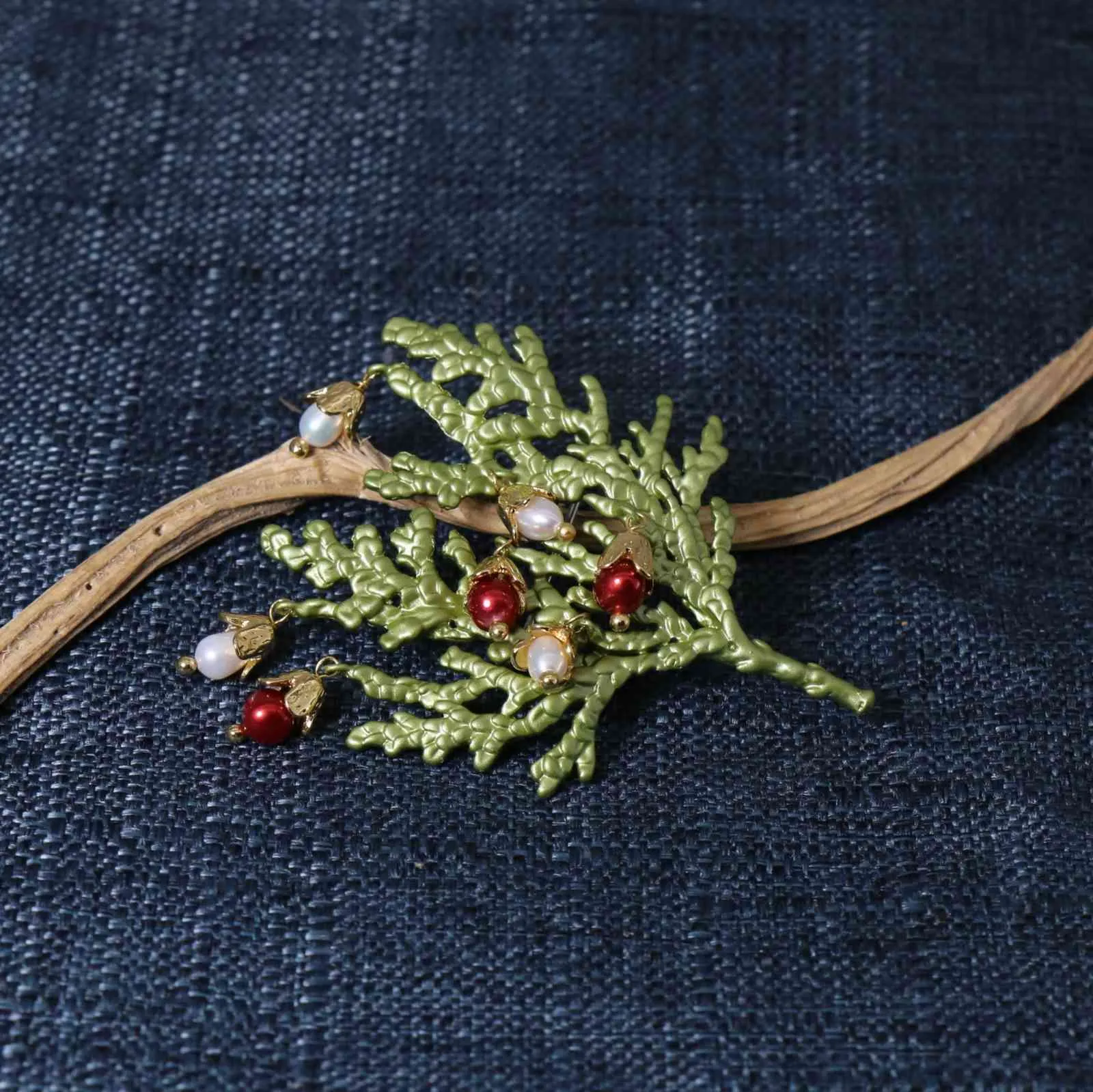 淡水真珠の自然な要素yew松の花のクリスマスツリーブローチピンの女性