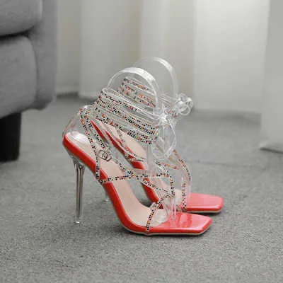 2021 мода горный хрусталь четкий хрустальный каблук женские сандалии летняя лодыжка крест ремешок дамы квадратный носок стринги свадебный ботинок Y0714