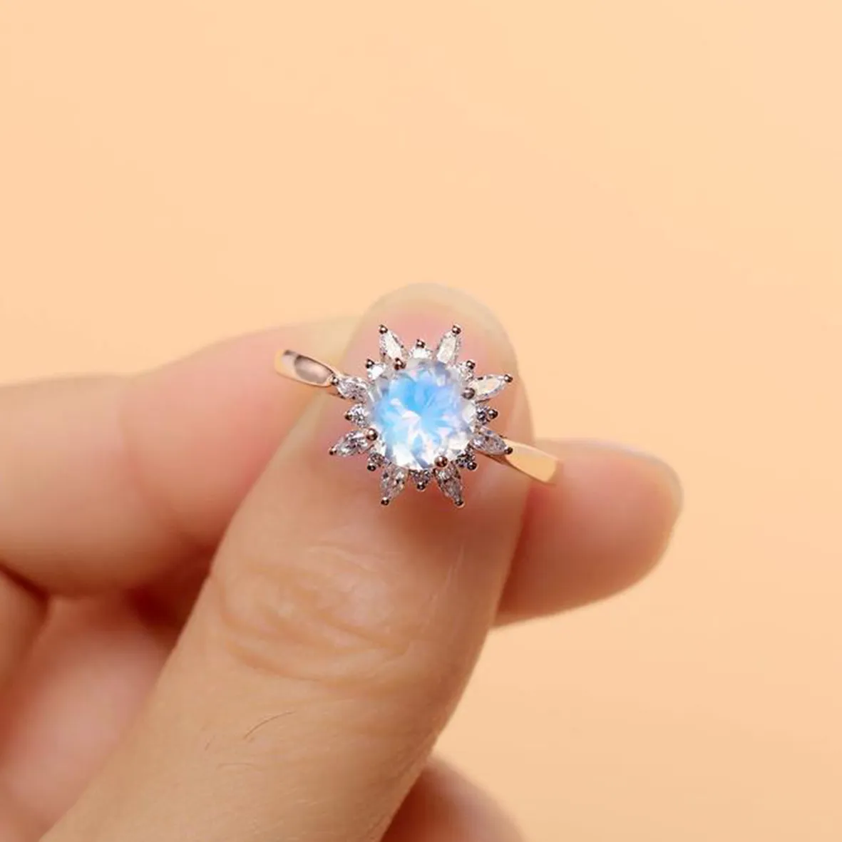 Bellissimo anello nuziale di fidanzamento con pietra di luna naturale blu arcobaleno da 7 mm con taglio rotondo in argento sterling 925 regalo da donna