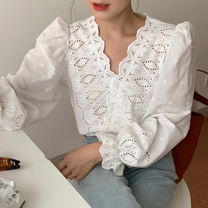 Ezdgaga Bluzka Kobiety Koreańska Moda Chic Dekolt V-Neck Criss-Cross Lace Hollow Out Puff Sleeve Koszulki Koszulki Eleganckie White Blusas 210430