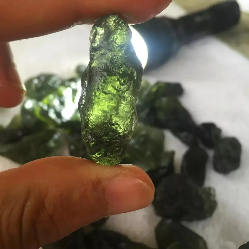 Un ciondolo in pietra di cristallo aerolite verde Moldavite naturale energia apotropaica4g-6g lotto corda Collana unica 210319259M