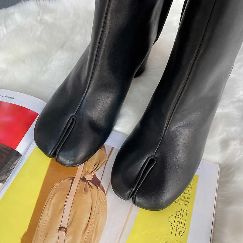 2021 العلامة التجارية الفاخرة مصمم انقسام اصبع القدم حذاء من الجلد موضة جديدة مكتنزة جولة عالية الكعب النساء أحذية الشتاء تابي أحذية أحذية قصيرة Y0914