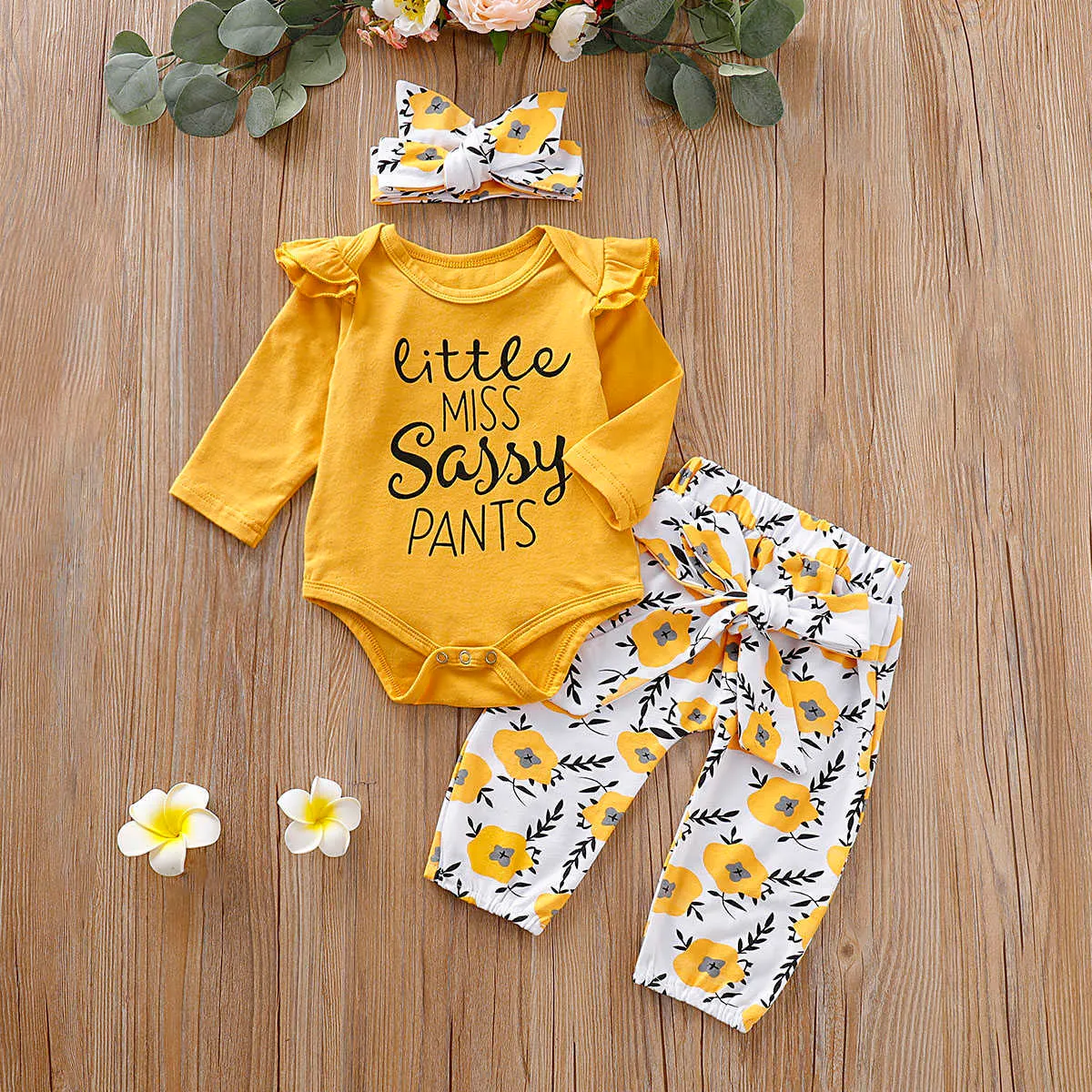 3-teiliges Set für Babys im Herbst, LITTLE MISS SASSY PANTS, bedruckter Body und geblümte Gürtelhose mit Stirnband, 210528