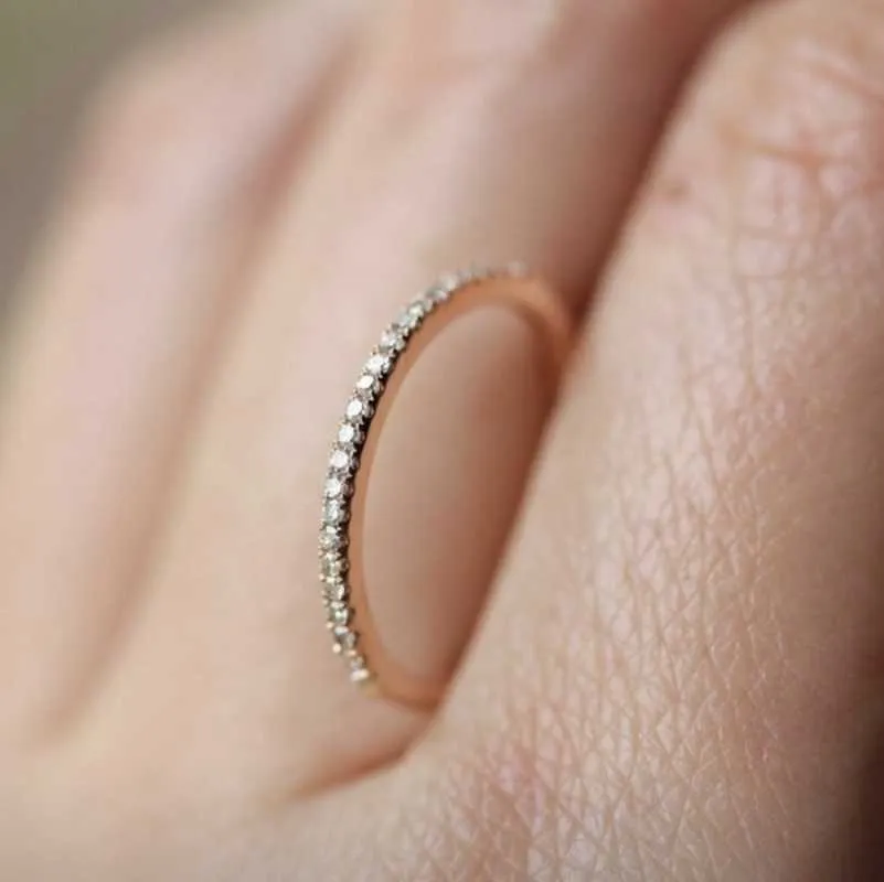 Äkta 18K vitguldbanet Simulerat diamantband ring fina bröllop smycken enkla runda tunna ringar för kvinnor gåva kluster249c