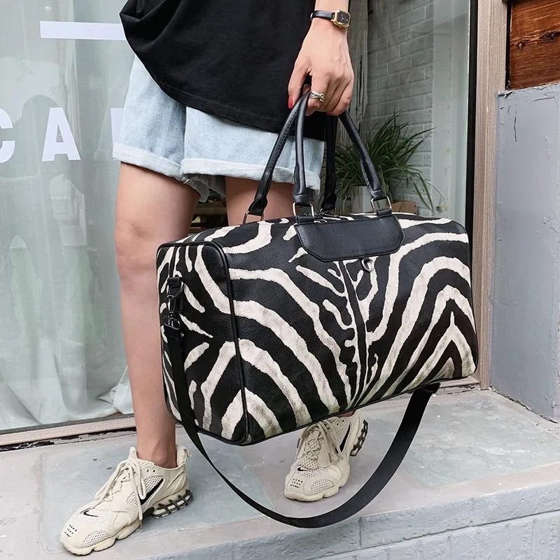 Duffelväskor Zebra Print Women's Travel Bag stor kapacitet Handväska läder rand duffle stor tothelg över natten gym för WO256Z