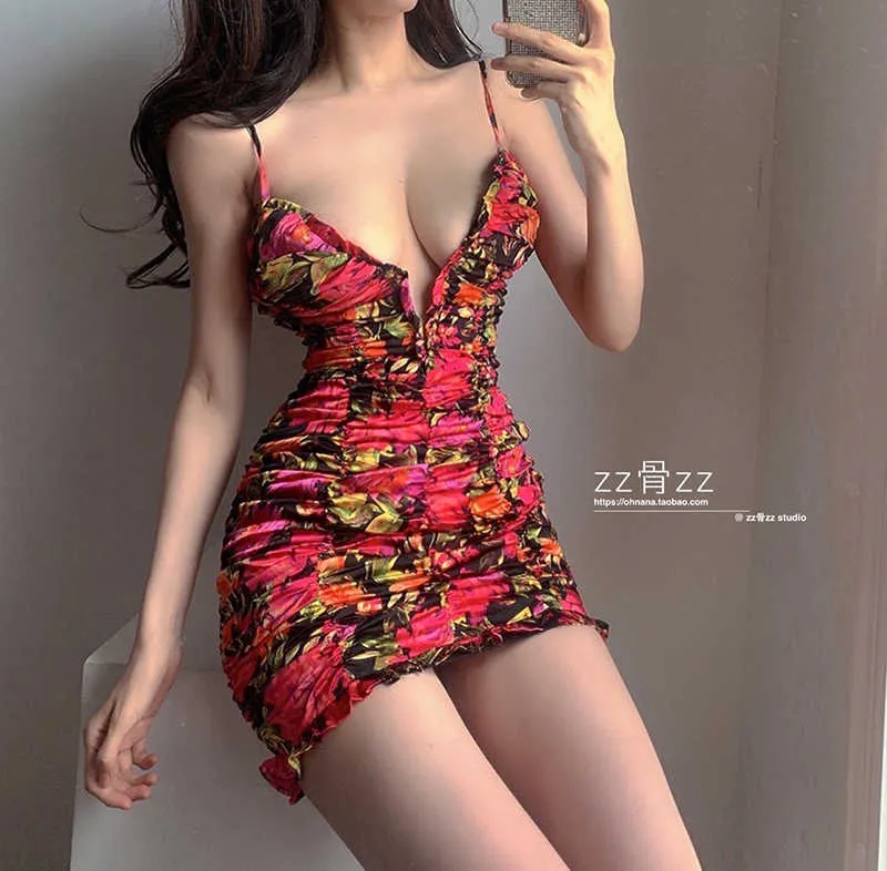 Womengaga Sexy V-Neck Plised Flower Slim Hip Strap Tank Mini Bodycon Dress Red Sukienki Koreańskie Kobiety Lato Topy Ja79 210603