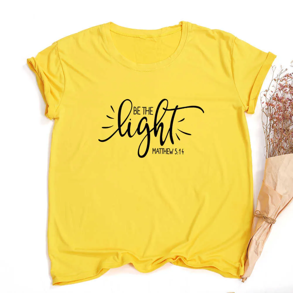 Mode femmes t-shirt avec Be The Light Matthew imprimer Christian Slogan esthétique Street Style foi Jésus Vintage jaune Tee Top X0628