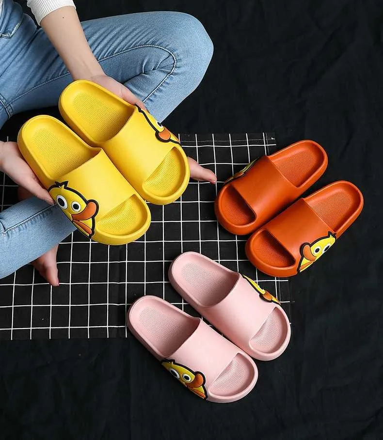 Summer Beach Slides Donna Uomo Pantofole Sandali Infradito Candy Cartoon Duck Platform Spessa suola Ladies Couples Scarpe da bagno 210903