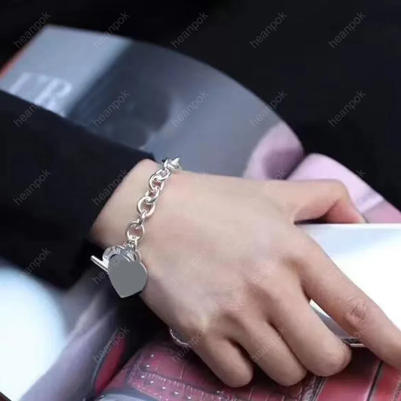 mens Love Bracelet designer Gioielli luxurys Heart Bracciali donna catena d'argento Bracciale pendente in acciaio di alta qualità 22011902R