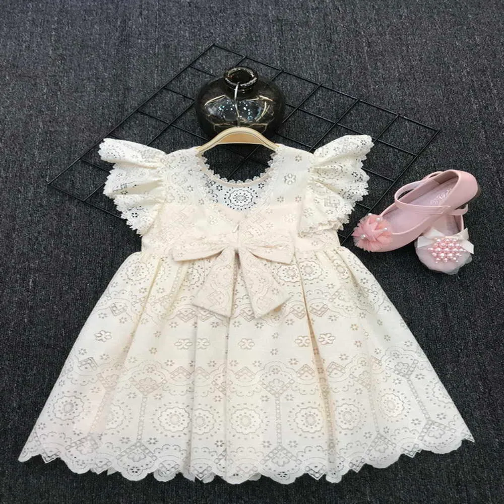 Le ragazze all'ingrosso si vestono in stile estivo in pizzo con maniche svasate Papillon in cotone scava fuori i vestiti bambini principessa E1949 210610