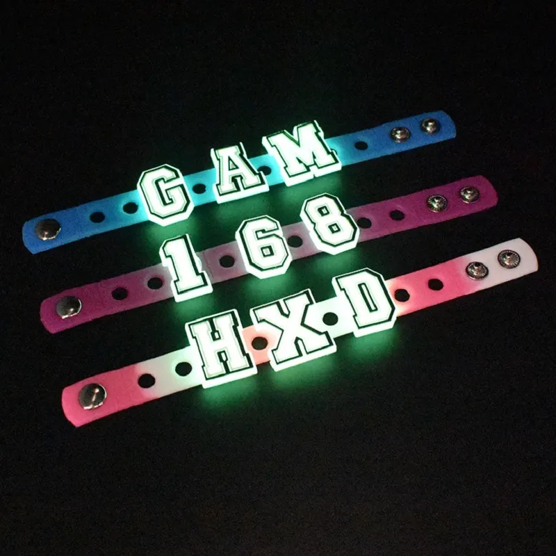 100 PZ LOTTO Glow in The Dark Croc Charms PVC Noctilucence Accessori Decorazione Bad Bunny Clog JIBZ Button Charm262r