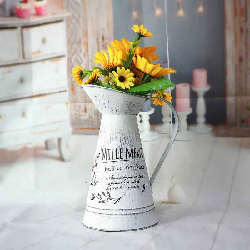 Fransk stil bondgård dekorativa krukor, metall vit rustik pitcher vas blomma kanna för hem dekoration, bröllop dekor 210623