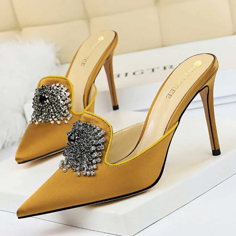 Luxury Femmes 105 cm High Talons glissades Mules Designer Lady Gold Silver Talons fermés Pantoufles cristallines extérieures Prom RB137 Y09069273000