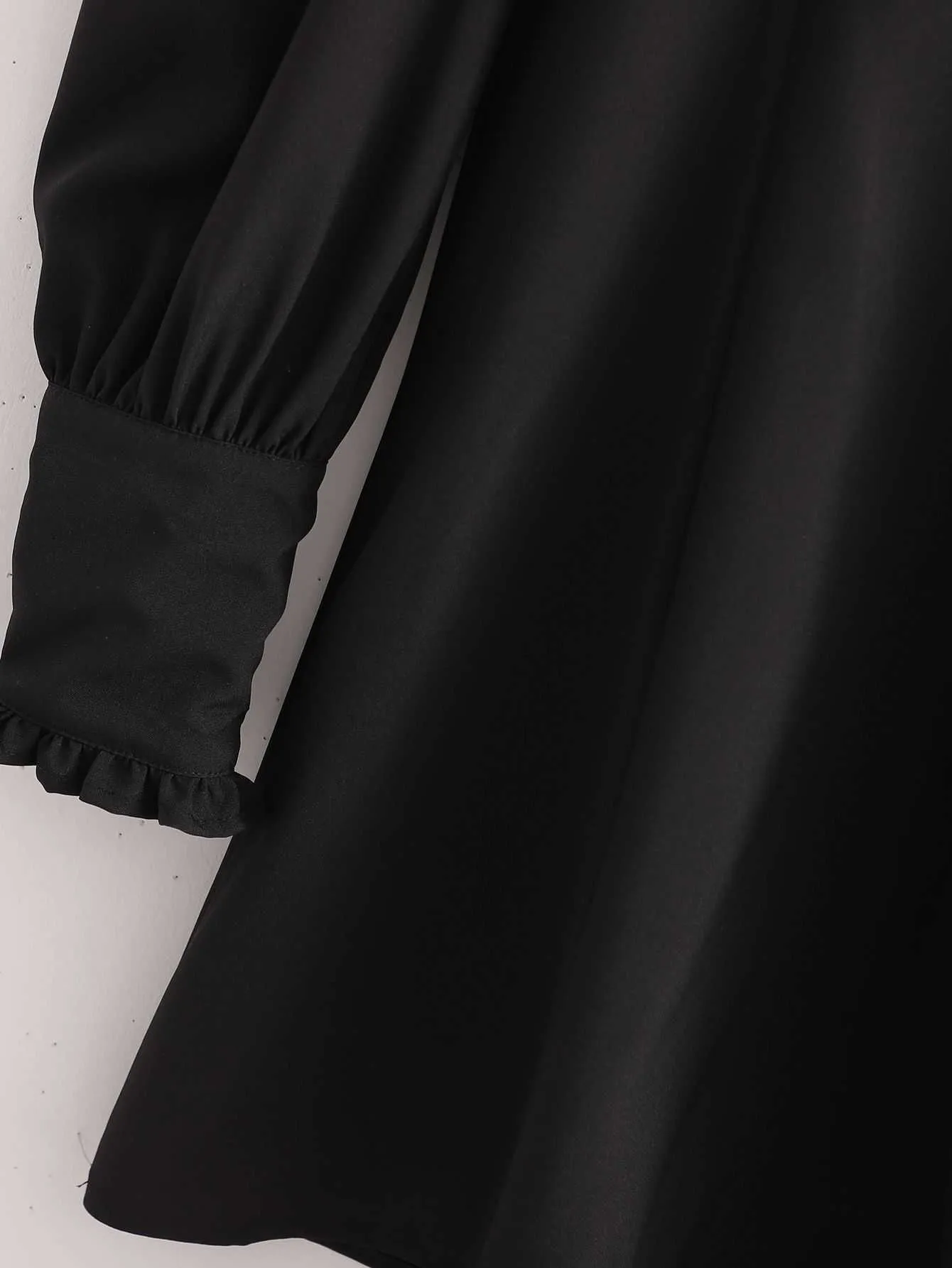 女性の黒いドレス中空胸元の長袖スリムフィットショートドレスエレガントな女性シックな女性ドレス210709