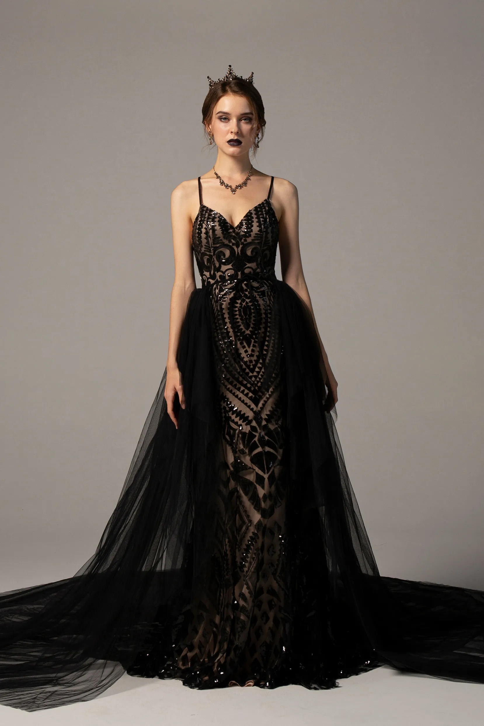 2021 Czarne i nagie gotyckie sukienki ślubne Suknie ślubne syrena z odłączanym pociągiem V Nakka Trąbka Sukienka Bride Cequined Lace Cus313o