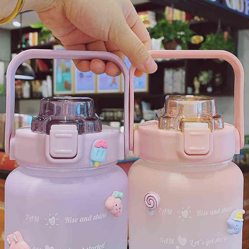 2000 ml Kawaii Jumbo-Flasche mit Zeitmarkierung 3D-Aufkleber Kunststoff Sport Reise Tee Saft Wasserkrug Niedliches tragbares Strohgetränk 211122
