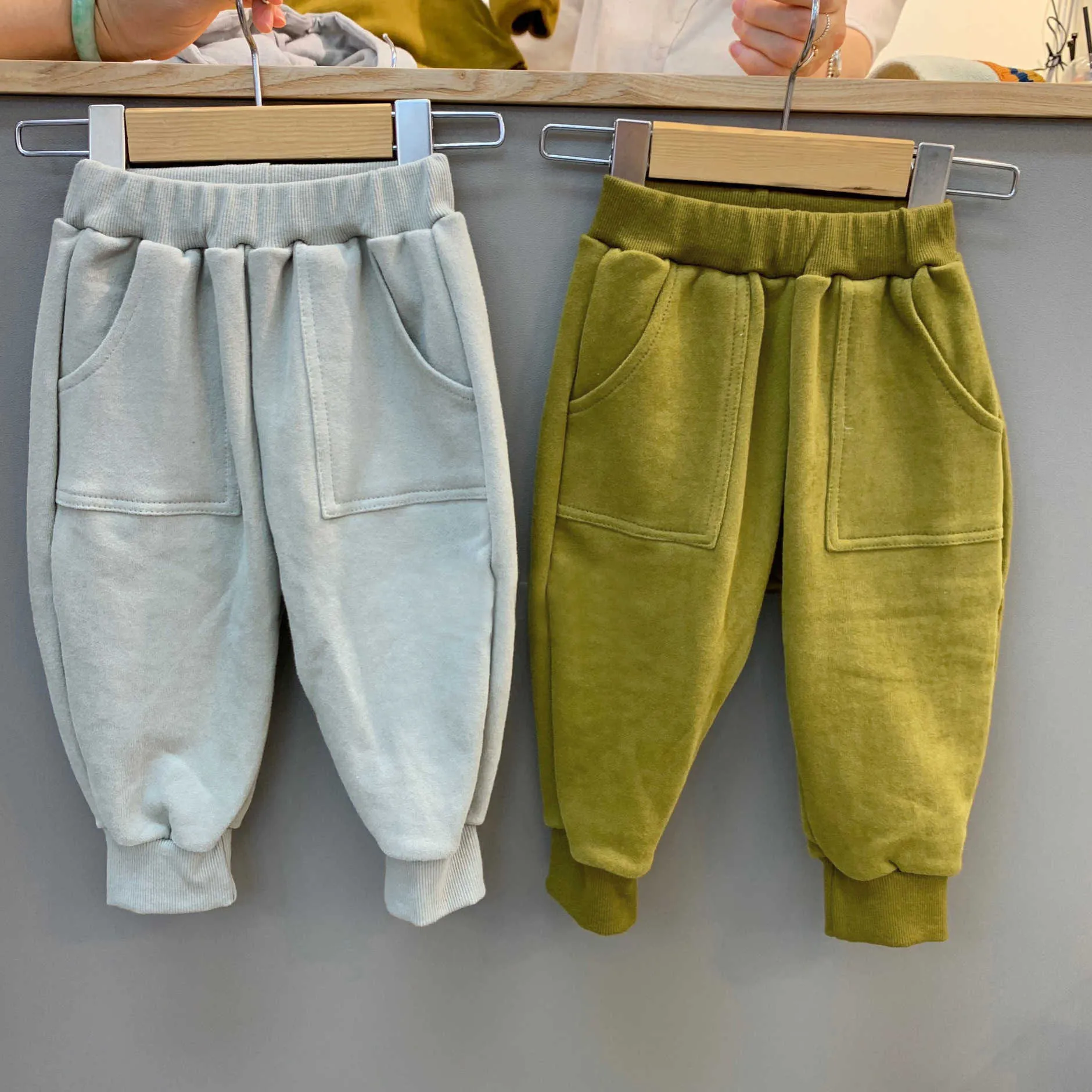 秋2021韓国の子供服セット男の子と女の子のファッションシンプルなフード付きトップ+パンツコットンベビーキッズ2ピーススーツx0902