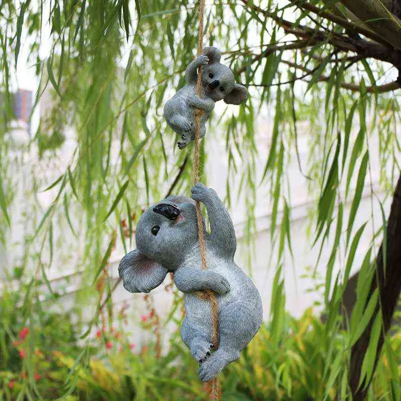 Resin Swinging Koala Animal Figurines Outdoor Fairy Garden Figure Yard Hängande prydnad Dekoration Staty Skulptur Kid Presenter 211101