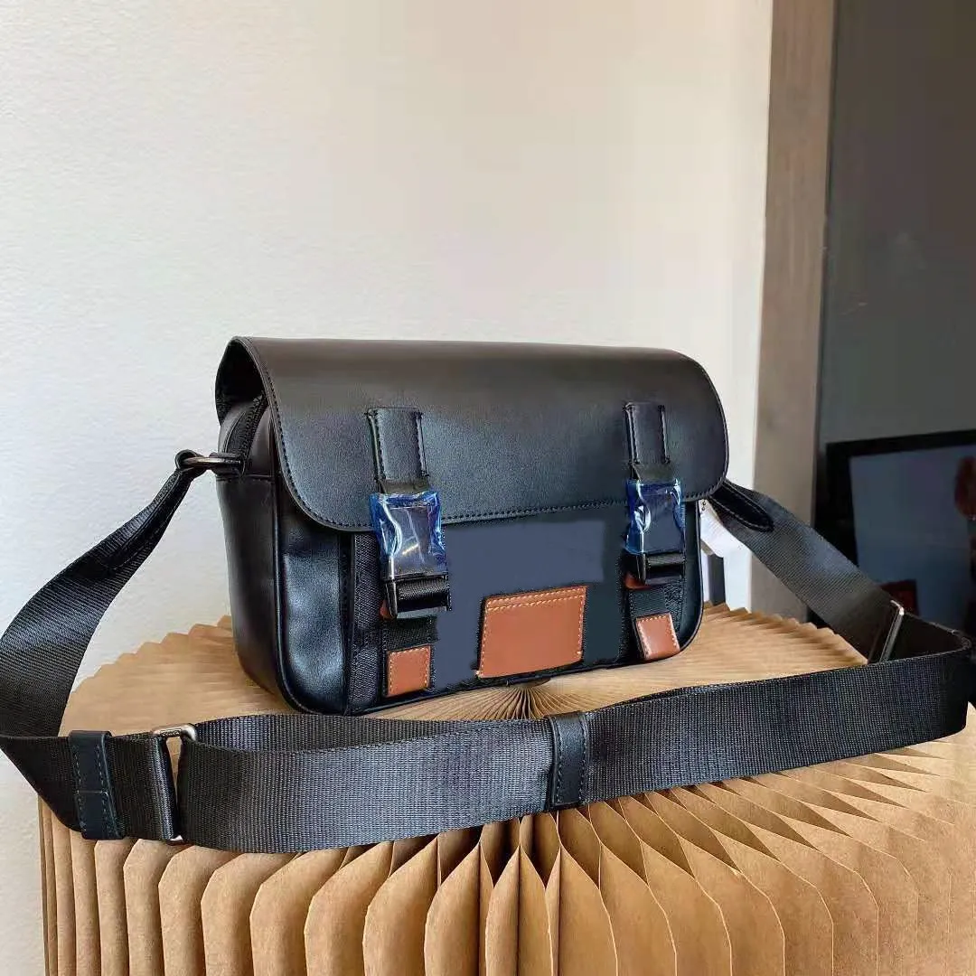 Unisex erkek messenger çantaları siyah evrak çantaları tasarımcı crossbody moda patchwork omuz çanta harfleri kasplar kapak çapraz vücut274w