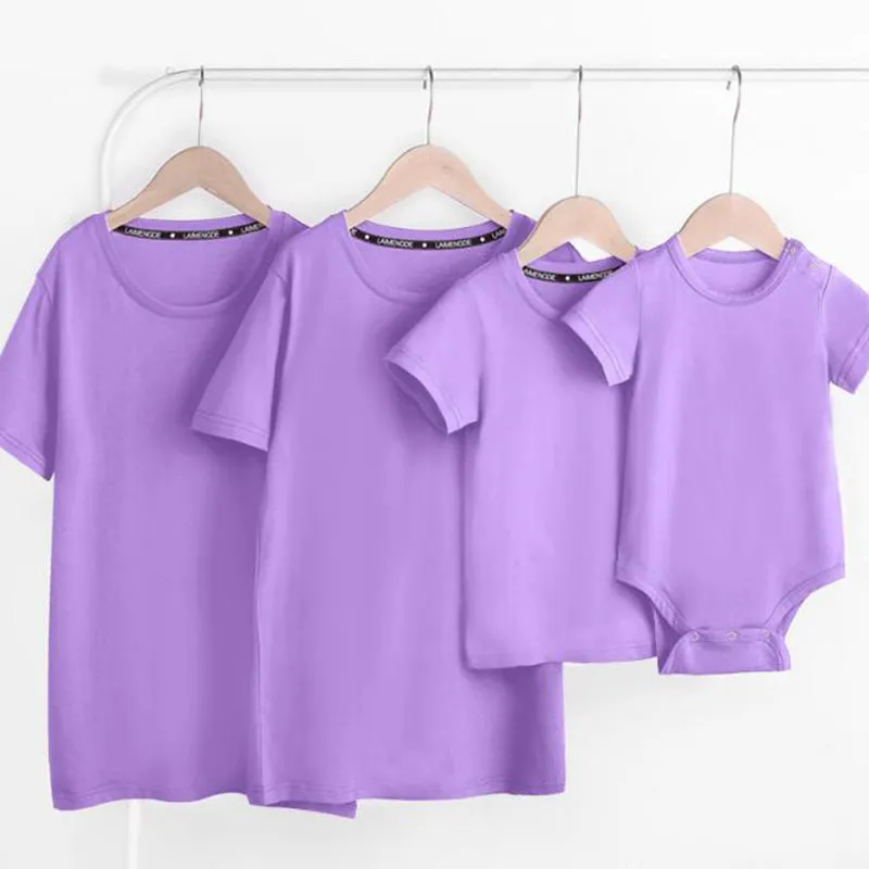 Sommarfamilj ser matchande outfits t-shirt kläder mor far son dotter barn baby rompers ren färg 210521