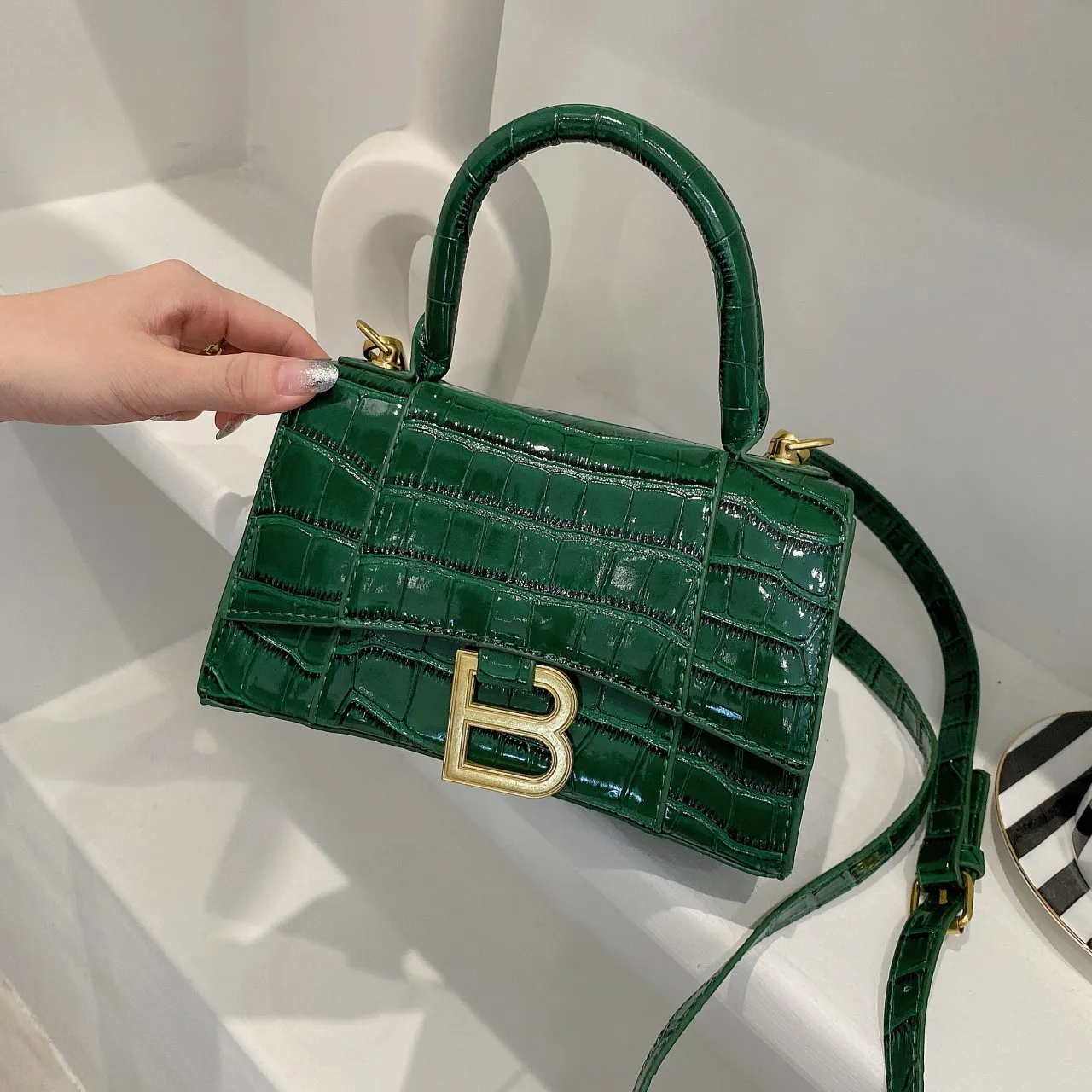 Simple crocodile handbag new fashion bright leather casual shoulder letter messenger women's Purse 288y
