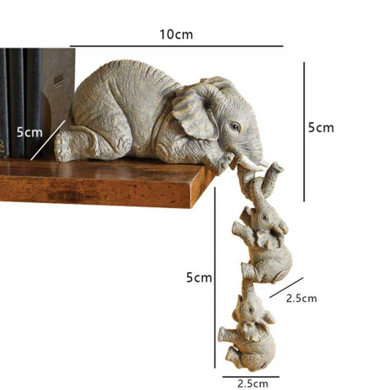 Statuette in resina dipinta a mano con elefante sitter 3 pezzi Madre e due bambini appesi al bordo del tavolo Stock 210804