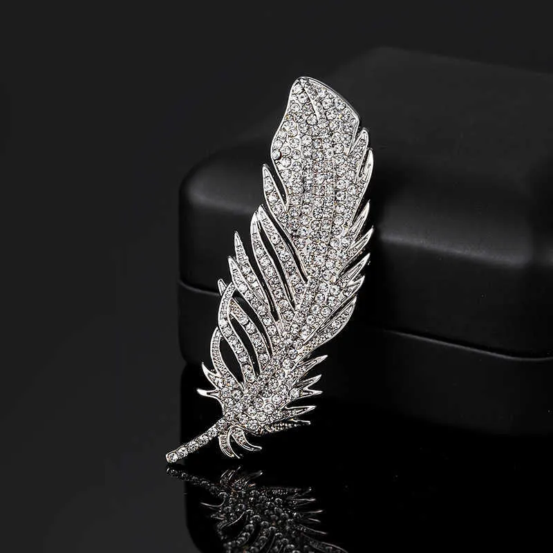 Brooches Luxury Crystal Feather Daisy Silver Jewelry Chest Suitable for Women's Cute Zircon Pins Dress Coat Accessories G230529