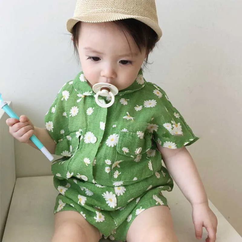 Koreansk stil sommar barn pojkar flicka 2-st sätter daisy shirts + shorts söta toddler outfits barn kläder e0310 210610
