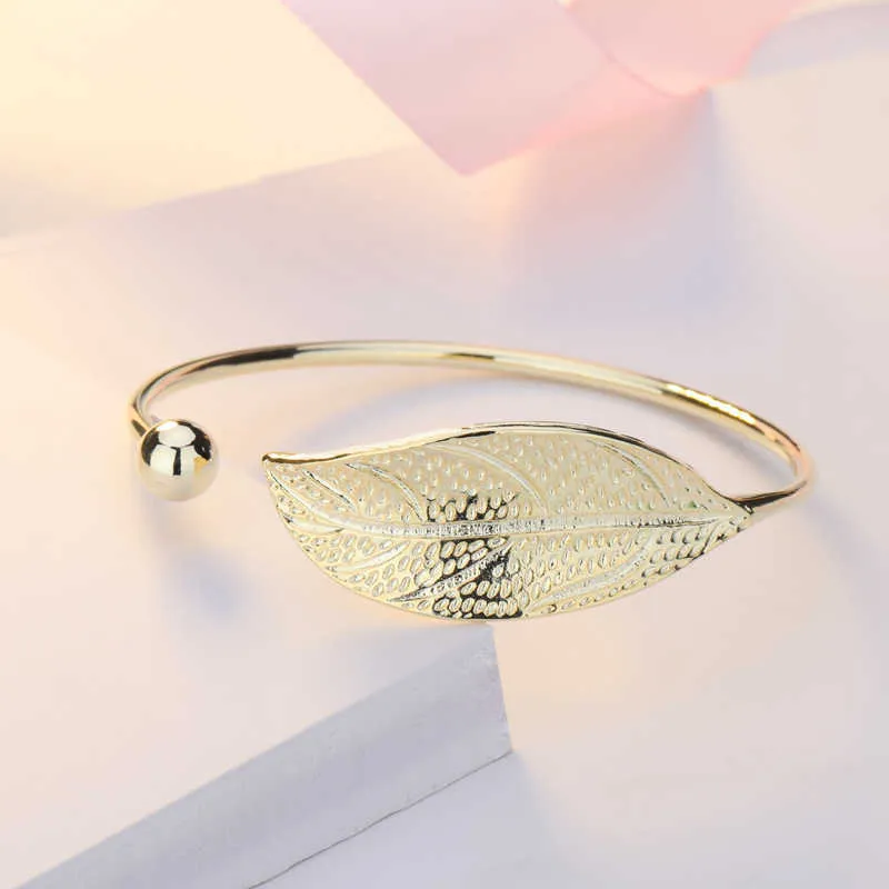 Zhouyang armbanden voor vrouwen zoete literaire elegante vers bladvormige 4 kleur charme open armband gift mode-sieraden Kah139 Q0719