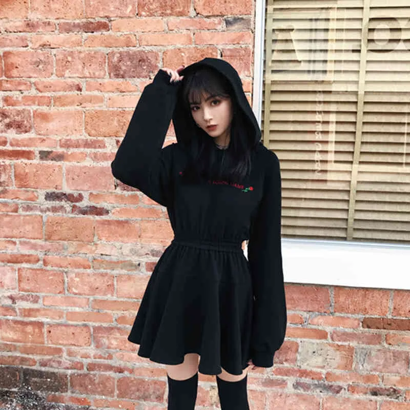 Femmes Harajuku Robe noire Dames Gothique Punk Robes Rose Lettre Imprimé À Manches Longues Haute Taille Élastique À Capuche Mini Robes 210422