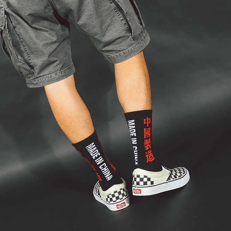 Druckbuchstaben in China Schwarz Weiß Rote Männer Business Baumwollsocken Männliche lustige Mode Harajuku Hip Hop Street Skate Socken X0710