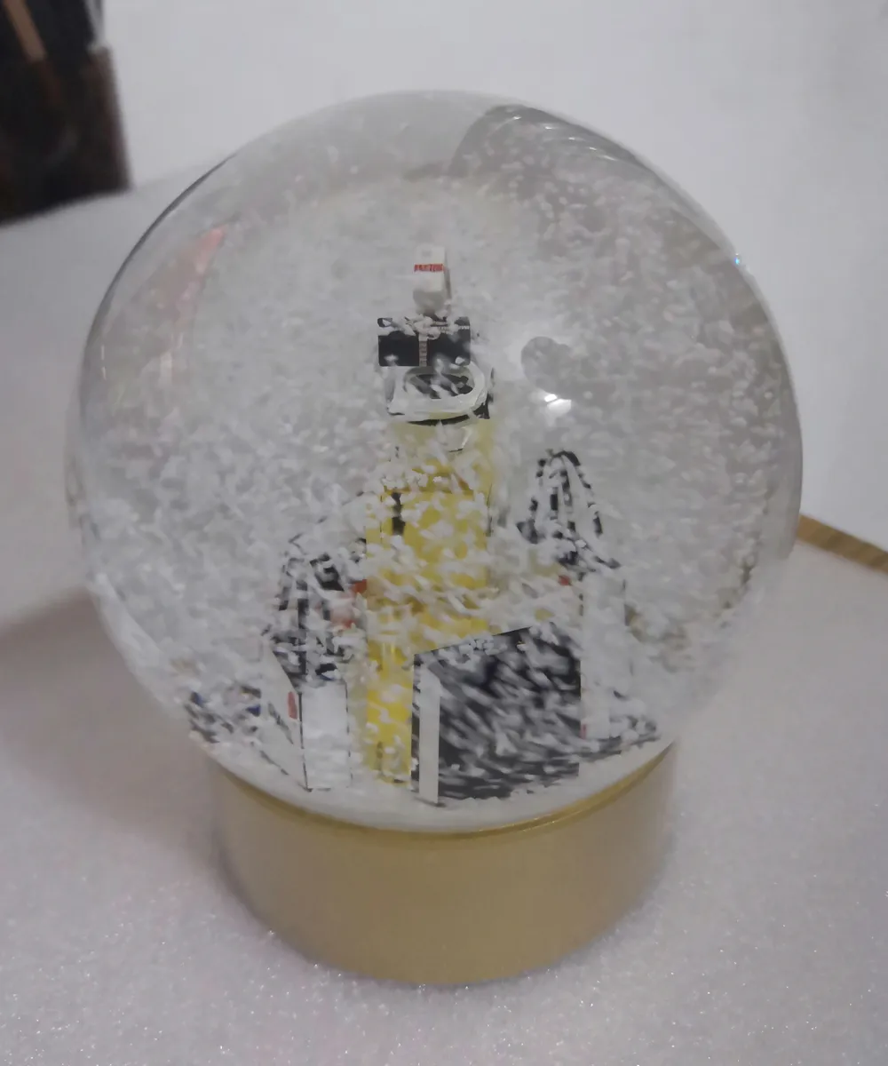 Edizione di design C Classics Palla di neve dorata di Natale con bottiglia di profumo all'interno della sfera di cristallo un compleanno speciale Novità regalo VIP Vendi come torte calde