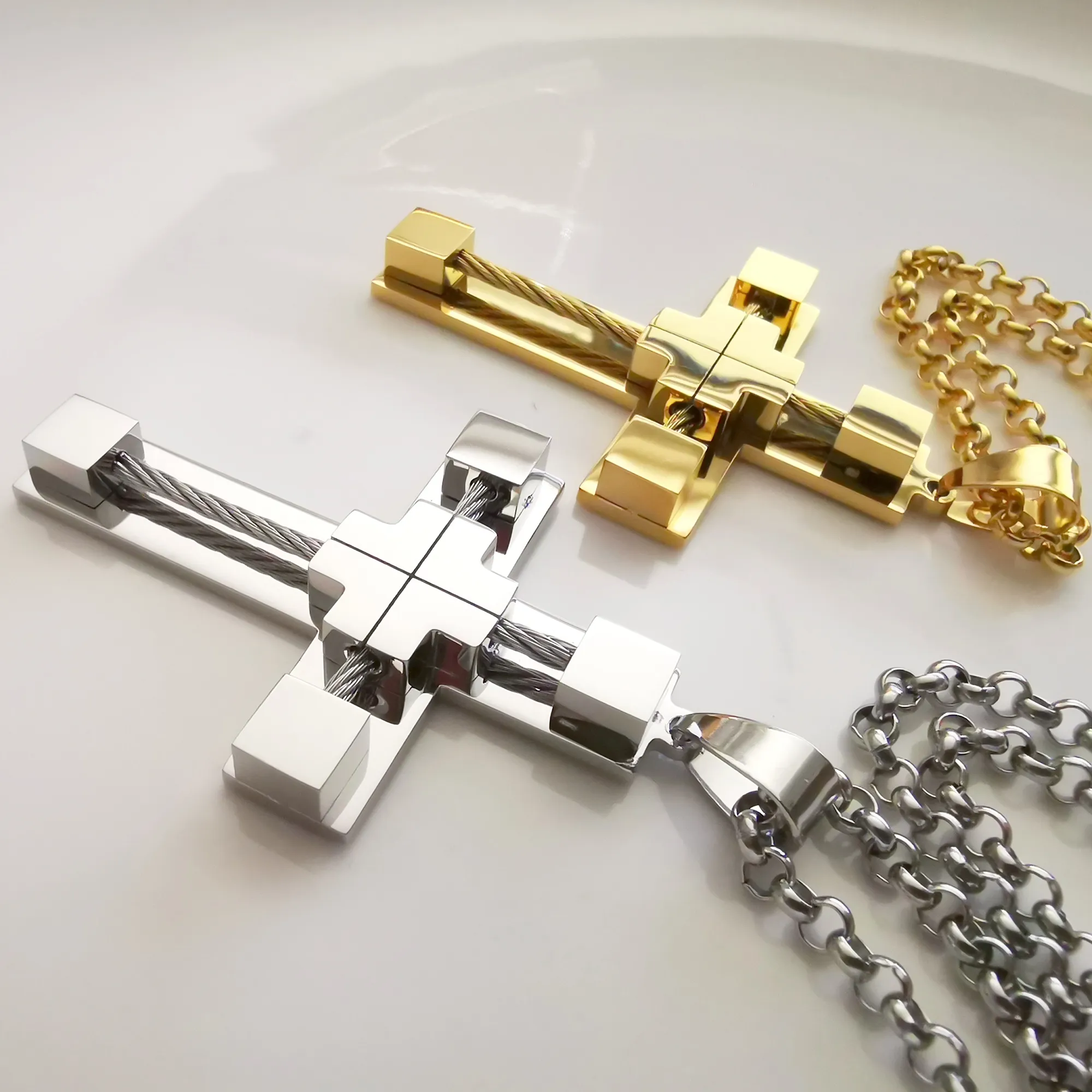 Colar de cruz masculino 316L Aço inoxidável Jesus Cristo Pingente Branco Jóias de Corrente Rolo 4mm 24 polegadas249a