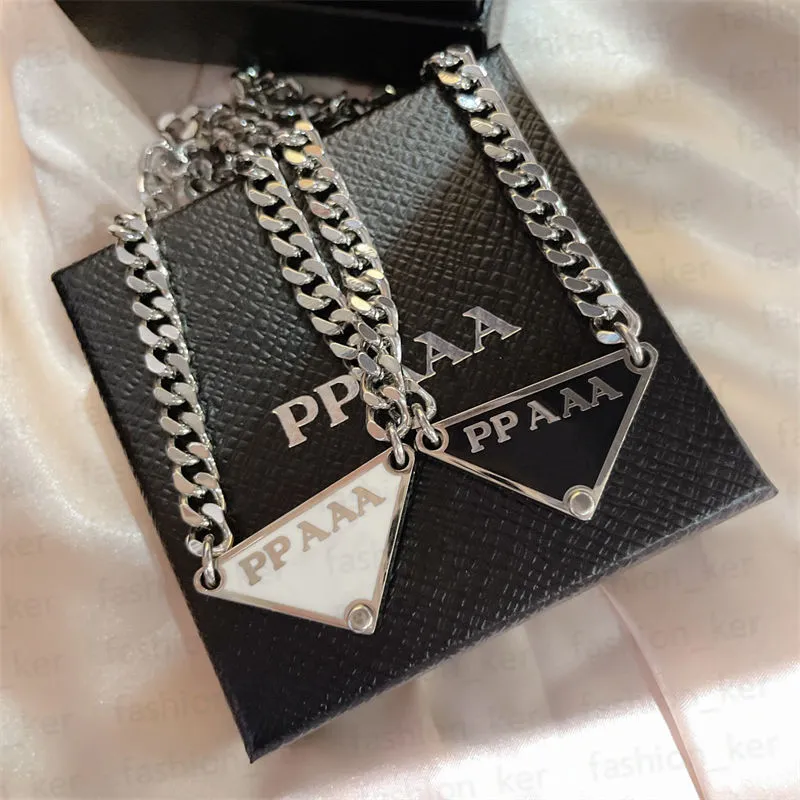 Designer Geometric Necklace Fashion Pendants Triangelformade halsband för man kvinna Neutral cool stil bra kvalitet324m