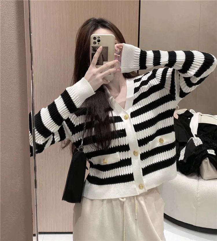 Woman Summer Elegant Temperament Stripe Knitting V-Neck Button Design Slim Solid Chic Cardigan Female Short Slim Top 210518