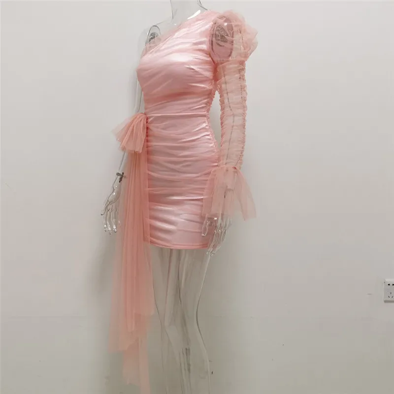 Isaros sexig bodycon klänning för kvinnor mesh silke två lager singel puff ärm snedlig axel pläterad rosa lila lång svans 210422