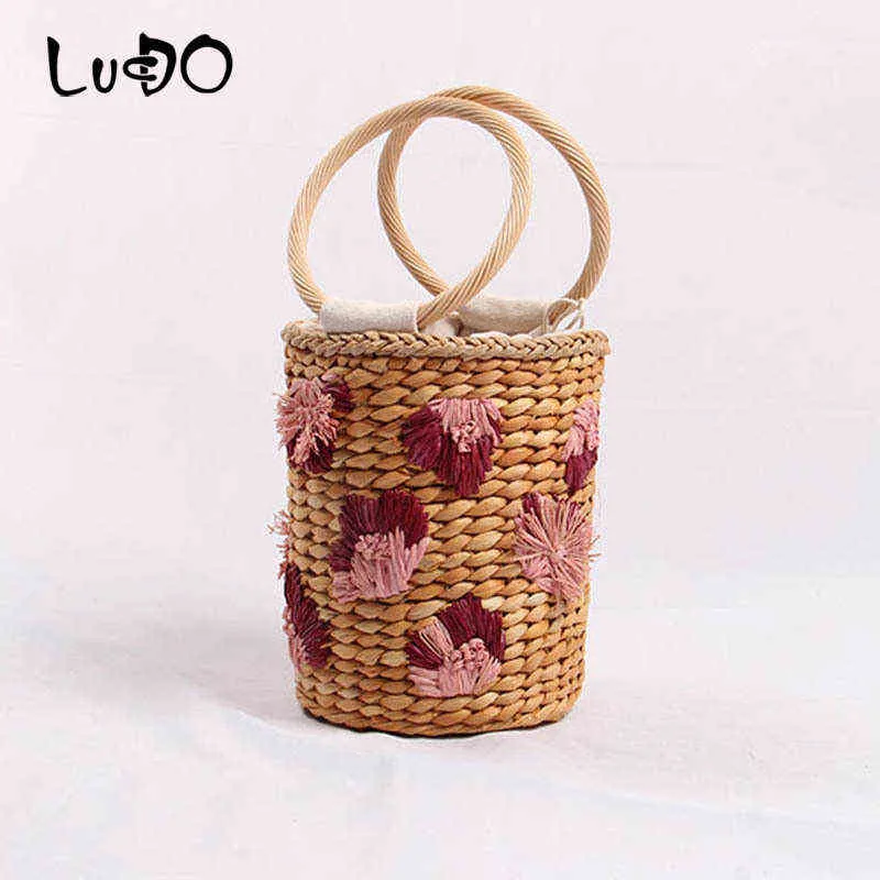 買い物袋の新しいわら織りバッグ3次元の花の手持ち型の素敵なバケツハンドホリデー女性のビーチの手レディース220301