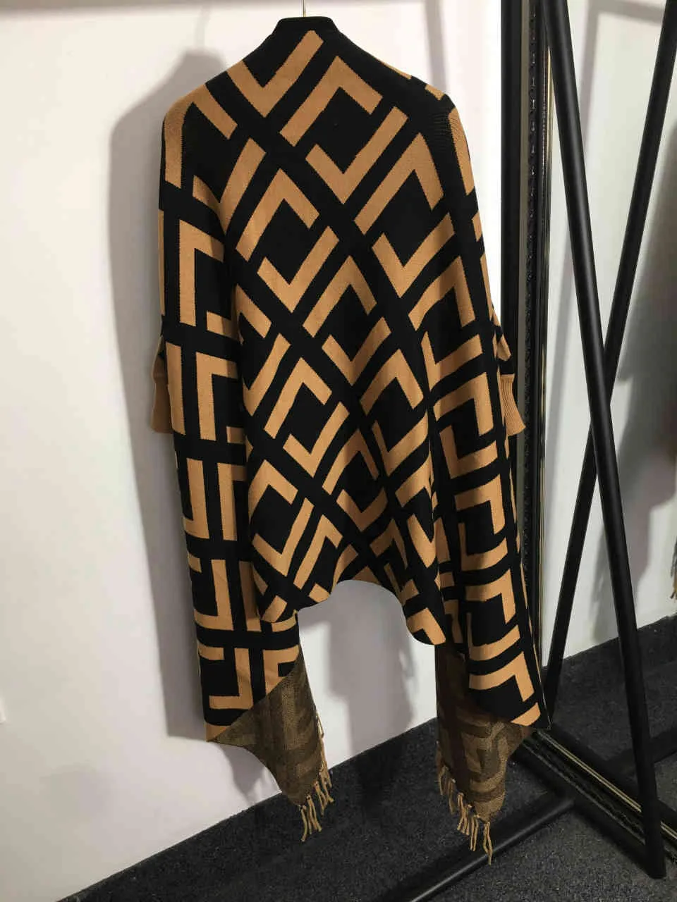 Hot sale L Fashion V Ffen Women Designer Wool Knit Cape Shawl Striped Jacquard Tassel Midi Coat Cchen Brand Double F Letter Logo Girls coach Clothes