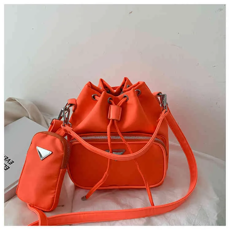 Handväska och rygg nylontyg ryggsäck med hink fashionabla personlighet enkel liten factory outlet