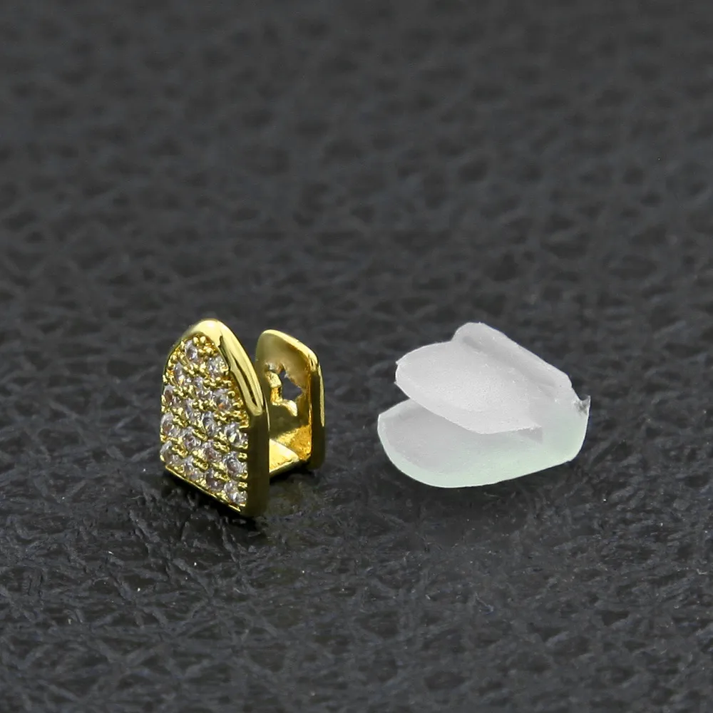 Grillz de dents en or Zircon glacé, grilles supérieures et inférieures Micro pavées, capuchons à dents simples, bijoux de dents de Vampire 210D